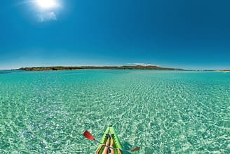 Domaine de Bagheera, Erlebnis, Luftaufnahme einer Frau im Kajak im Mittelmeer, nahe der Insel Piana.
