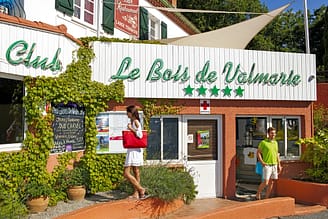 Campingplatz Le Bois de Valmarie - Paar vor der Rezeption und der Krankenstation