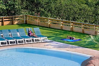 Campingplatz Le Bois de Valmarie - Aquapark - Kinder liegen auf Liegestühlen