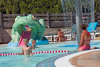 Campingplatz Le Bois de Valmarie - Aquapark - Kinder und Eltern spielen im Planschbecken