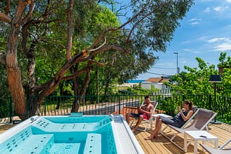 Camping Le Bois de Valmarie - Espacio bienestar - Pareja tomando un cóctel en la terraza del spa