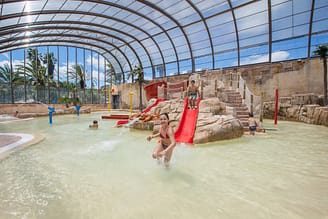 Camping la Sirène - Parc aquatique - Enfants s\'amusant dans la piscine couverte