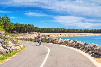 Les Couleurs de la Coubre - Charente-Maritime - Vue sur la côte atlantique avec une cycliste près de la ville de La Palmyre