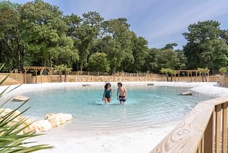 Camping Le Logis - Het waterpark - Paar wandelt in de lagune