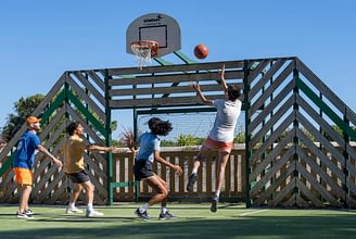 Camping Le Logis - Activiteiten en animaties - Groep vrienden speelt basketbal op het multisportveld
