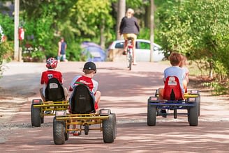 Domaine de Drancourt – Kinder auf Tretautos in den Gängen