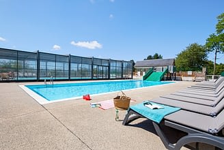 Camping Domaine de Drancourt - Le parc aquatique - Piscine couverte et chauffée et transats
