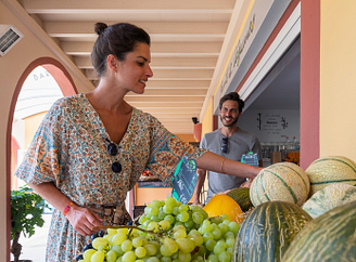 Camping Le Brasilia, services, couple achetant des fruits et légumes