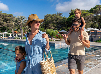 Campingplatz Le Brasilia, eine Familie, die zum Aquapark L‘Archipel geht
