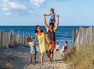 Campingplatz Le Brasilia, eine Familie, die vom Strand zurückkommt