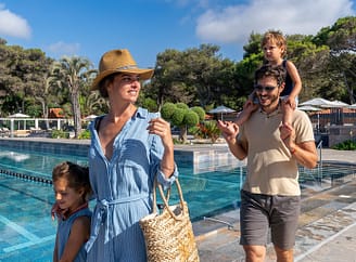Campingplatz Le Brasilia, eine Familie, die zum Aquapark L‘Archipel geht