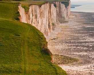 Domaine de Drancourt - Baie de Somme - Séance de méditation sur le chemin des douaniers en haut des falaises, depuis le Bois de Cise jusqu\'au bois de Rompval