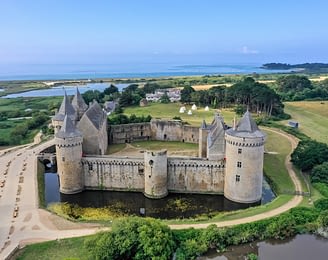 Camping Sainte Brigitte - Loire Atlantique - Vue aérienne du château médiéval, du domaine de Suscinio