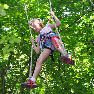 Treetop adventure in Saint Valery, child in a tree © Parc Salomon