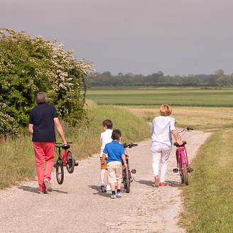 Vélo en familles, grand parent et petits enfants