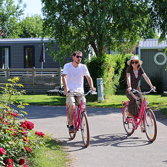 Famille qui fait du v&eacute;lo &copy;Somme Tourisme, X.Renoux