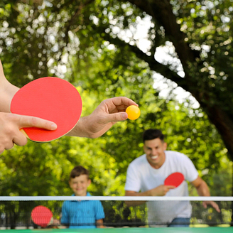 Familia jugando al ping-pong - Mesa de ping-pong - Camping Country Park Crécy-la-Chapelle