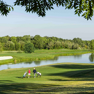 Couple marchant avec leurs clubs - Golf Crécy-la-Chapelle - Domaine de Crecy