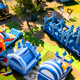 Vista aérea del parque infantil con castillos hinchables - Camping Country Park Crécy-la-Chapelle