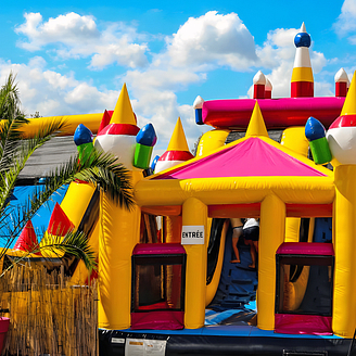 Aire de jeux avec châteaux gonflables - Camping Country Park Crécy-la-Chapelle