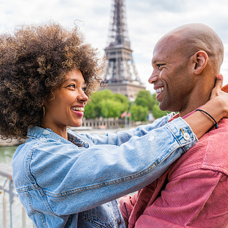 Schönes, verliebtes afroamerikanisches Paar zu Besuch in Paris - Paris