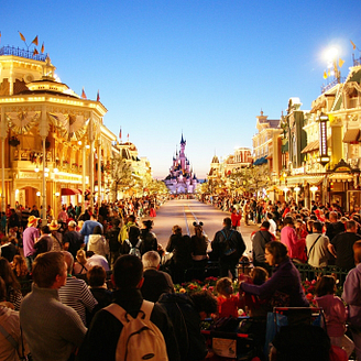 Main Street avec le château en fond - Disneyland® Paris