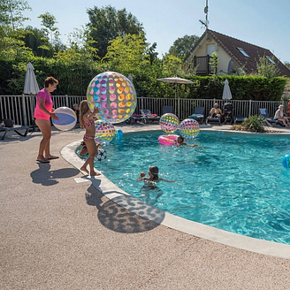 Camping les Aubépines - piscine extérieure - jeux avec ballons