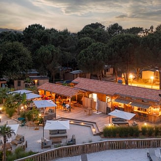 Les Couleurs de la Coubre Campsite - Services - Night-time aerial view of restaurant terrace and bar