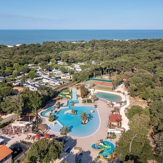 Camping Le Logis - Le Parc aquatique - Vue aérienne du parc aquatique et du camping avec la mer en arrière plan