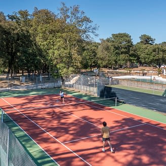 Camping Le Logis - Activités et animations - Couple qui joue au tennis