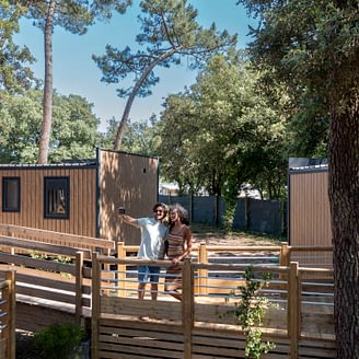 Camping Le Logis - Hébergements - Couple qui se prend en photo dans les allées du camping