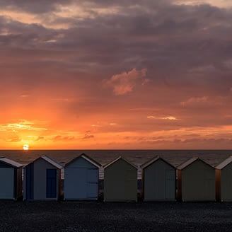 Domaine de Drancourt - Der Somme-Bucht - Sonnenuntergang hinter den Strandhütten in Cayeux-sur-Mer in der Somme-Bucht