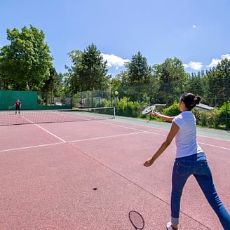 Camping Domaine de Drancourt - Activités et animations - Couple qui joue au tennis
