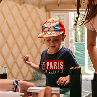 Camping Sainte Brigitte - Activités et animations - Enfant et animatrices au club enfant