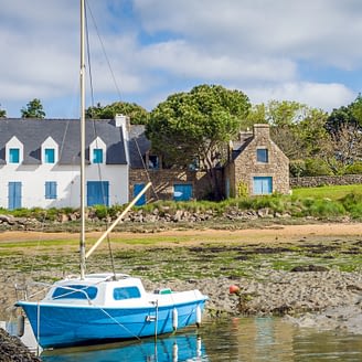 Le Moténo - Morbihan - Plouhinec - Sailing boat in front of a Breton house in Plouhinec