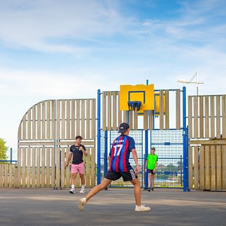 Camping Le Moténo - Activiteiten en animaties - Tieners voetballen op het multisportveld