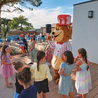 Campingplatz La Moténo - Aktivitäten und Animationen - Kinderclub - Kinder, die um das Maskottchen herum tanzen