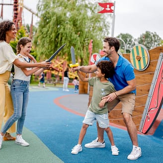 Enfants jouant à l\'aire de jeux Viking - Parc Astérix - Paris