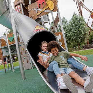 Enfants jouant à l\'aire de jeux Viking - Toboggans - Parc Astérix - Paris