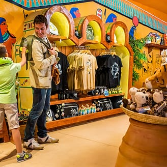 Père et son fils dans la boutique Numerobis - Parc Astérix - Paris