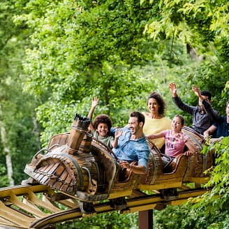 Familles à bord du train SOS Numérobis - Parc Astérix - Paris