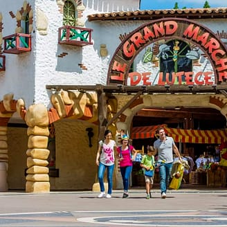 Famille sortant de la boutique Le Grand Marché de Lutèce - Parc Astérix - Paris