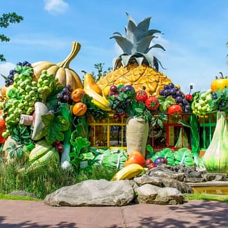 Façade du Restaurant du Lac avec des fruits géants - Parc Astérix - Paris