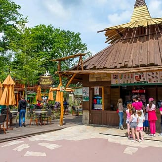 Famille au restaurant Le Petit Chaudron - Parc Astérix - Paris