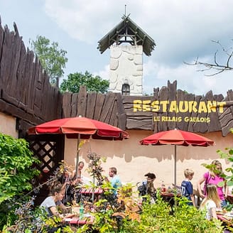 Familles déjeunant en terrasse du restaurant Le Relais Gaulois - Parc Astérix - Paris