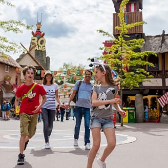 Famille au centre de la Via Antiqua - Parc Astérix - Paris