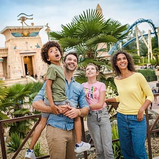 Famille à proximité de l\'attraction Oziris - Parc Astérix - Paris