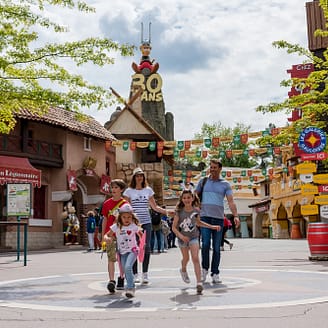 Famille au centre de la Via Antiqua - Parc Astérix - Paris