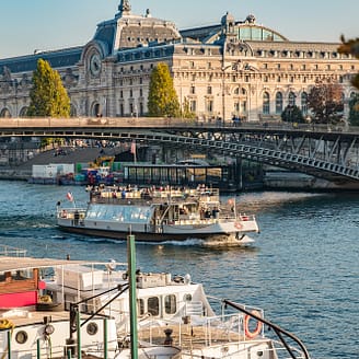 Landschap van de Seine met rondvaartboot langs de Louvre Museum - Parijs