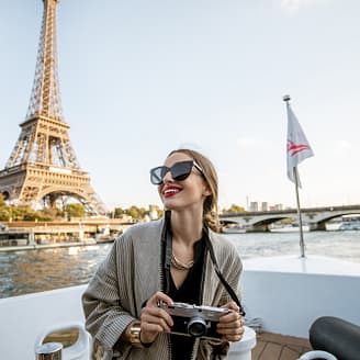 Toerist aan boord van een rondvaartboot op de Seine voor de Eiffeltoren - Parijs